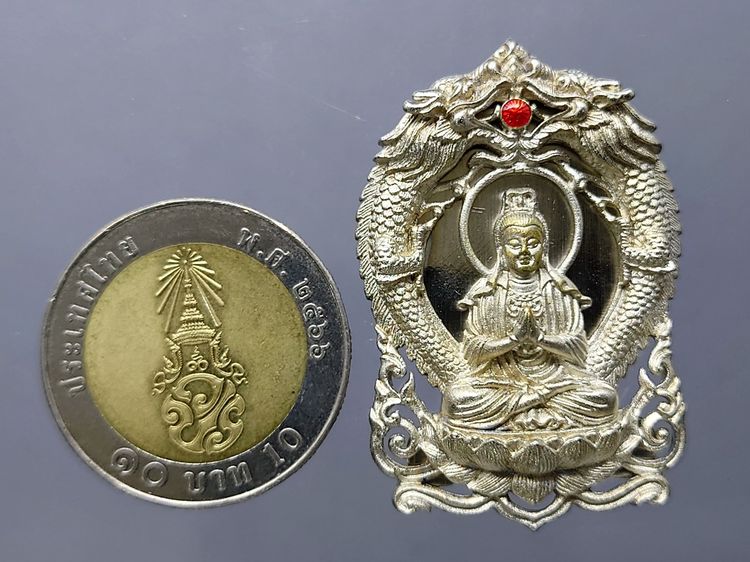 เหรียญฉลุลายยกองค์ พระโพธิสัตว์อวโลกิเตศวร เจ้าแม่กวนอิม มังกรคู่ เนื้อบรอนซ์นอก รมดำโบราณ รุ่นทรงประทานพร วัดบวรนิเวศวิหาร ปี2555 พร้อมตลับ รูปที่ 8