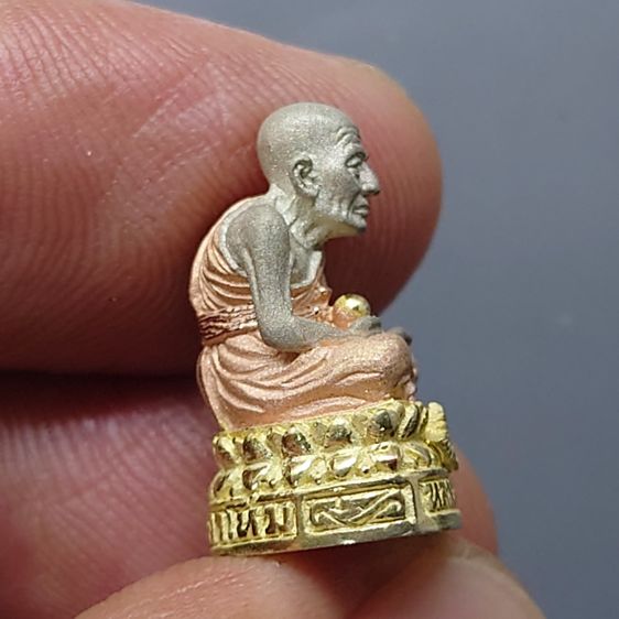 รูปหล่อลอยองค์ หลวงพ่อทวด เหยียบน้ำทะเลจืด เนื้อเงินสามกษัตริย์ รุ่นครบรอบกระทรวงกลาโหม 115 ปี พ.ศ.2545 พร้อมกล่องเดิม รูปที่ 5