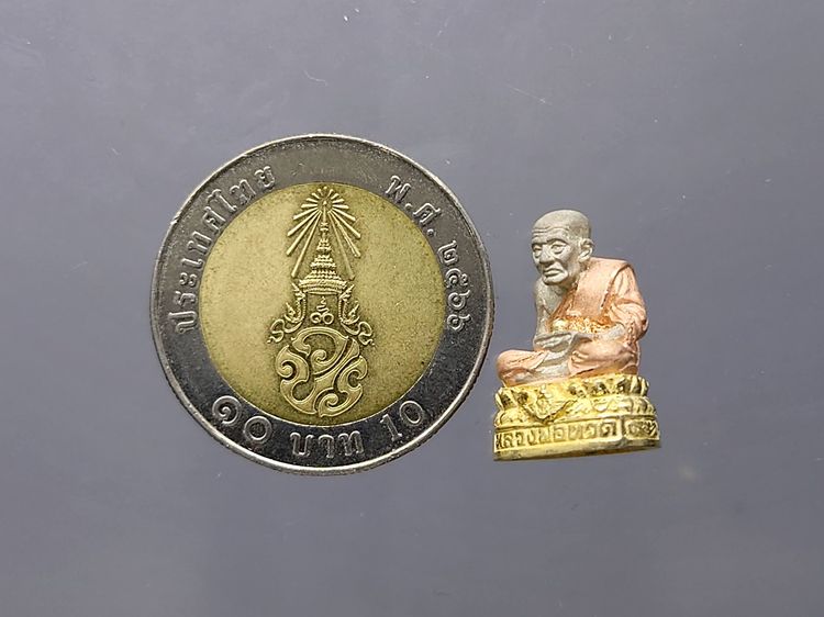 รูปหล่อลอยองค์ หลวงพ่อทวด เหยียบน้ำทะเลจืด เนื้อเงินสามกษัตริย์ รุ่นครบรอบกระทรวงกลาโหม 115 ปี พ.ศ.2545 พร้อมกล่องเดิม รูปที่ 8