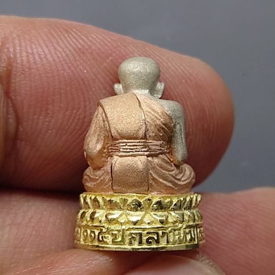 รูปหล่อลอยองค์ หลวงพ่อทวด เหยียบน้ำทะเลจืด เนื้อเงินสามกษัตริย์ รุ่นครบรอบกระทรวงกลาโหม 115 ปี พ.ศ.2545 พร้อมกล่องเดิม รูปที่ 4