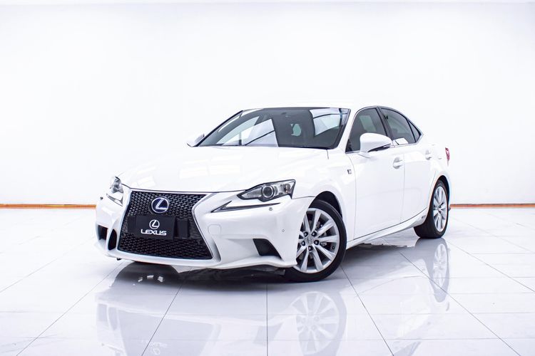 รถ Lexus IS300h 2.5 Luxury สี ขาว