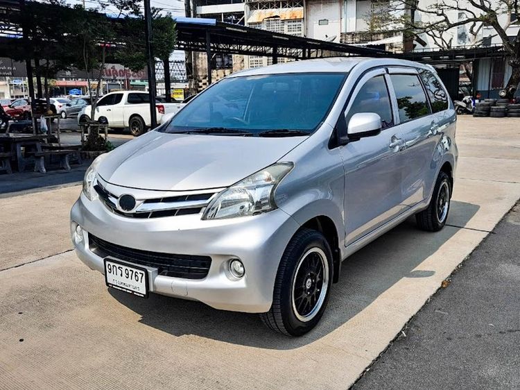 รถ Toyota Avanza 1.5 G สี บรอนซ์เงิน