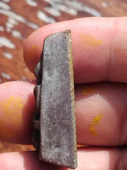 พระสมเด็จจิตรลดา หรือ พระกำลังแผ่นดิน พิมพ์ใหญ่.ปี 2510-12 มวลสารสีดำ แดง เขียว เหลืองชัด มีเส้นพระเจ้ากระจายอยู่ทั่วองค์ เนื้อใส สีอมเขียว  รูปที่ 3