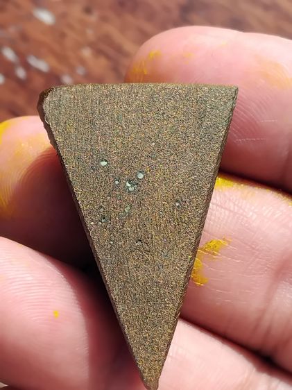 พระสมเด็จจิตรลดา หรือ พระกำลังแผ่นดิน พิมพ์ใหญ่.ปี 2510-12 มวลสารสีดำ แดง เขียว เหลืองชัด มีเส้นพระเจ้ากระจายอยู่ทั่วองค์ เนื้อใส สีอมเขียว  รูปที่ 7