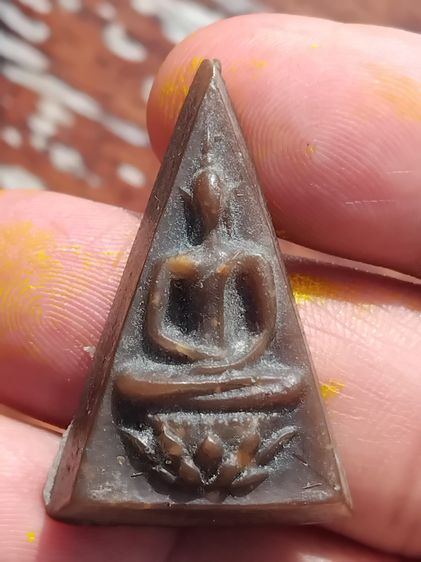 พระสมเด็จจิตรลดา หรือ พระกำลังแผ่นดิน พิมพ์ใหญ่.ปี 2510-12 มวลสารสีดำ แดง เขียว เหลืองชัด มีเส้นพระเจ้ากระจายอยู่ทั่วองค์ เนื้อใส สีอมเขียว 