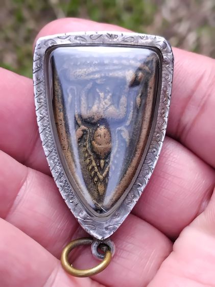 เหรียญหล่อพระพุทธชินราช พิมพ์หยดน้ำใหญ่ หลังจารมือ เนื้อทองผสม (ขันลงหิน) ปี 2510 พิมพ์ คม ชัด สวยสมบูรณ์ เก่า แท้ หายาก เลี่ยมเงินอย่างสวย  รูปที่ 4