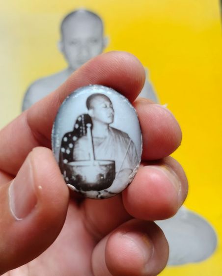 ล็อกเก๊ตเปิดฟ้าฉากเทา หลังบรรจุผงพุทธคุณ, ตะกรุด 1 ดอก, ผ้าธงแดง ออกวัดบางกุฎีทอง ปี2548 ท่านเจ้าคุณ พระราชสิริวัชรรังสี (หลวงพ่อชำนาญ อุตฺตมปญโญ) วัดชินวรารามฯ จ.ปทุมธานี ของดีปีลึก สภาพสวยๆเดิมๆ จากวัดครับ