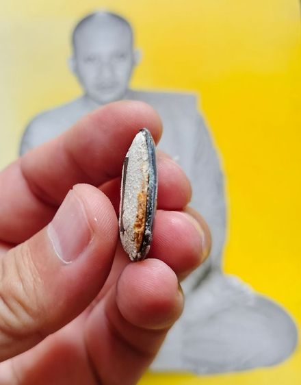 ล็อกเก๊ตเปิดฟ้าฉากเทา หลังบรรจุผงพุทธคุณ, ตะกรุด 1 ดอก, ผ้าธงแดง ออกวัดบางกุฎีทอง ปี2548 ท่านเจ้าคุณ พระราชสิริวัชรรังสี (หลวงพ่อชำนาญ อุตฺตมปญโญ) วัดชินวรารามฯ จ.ปทุมธานี ของดีปีลึก สภาพสวยๆเดิมๆ จากวัดครับ รูปที่ 4