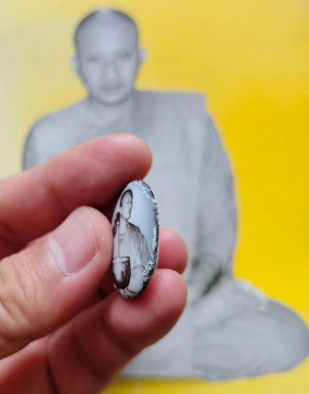 ล็อกเก๊ตเปิดฟ้าฉากเทา หลังบรรจุผงพุทธคุณ, ตะกรุด 1 ดอก, ผ้าธงแดง ออกวัดบางกุฎีทอง ปี2548 ท่านเจ้าคุณ พระราชสิริวัชรรังสี (หลวงพ่อชำนาญ อุตฺตมปญโญ) วัดชินวรารามฯ จ.ปทุมธานี ของดีปีลึก สภาพสวยๆเดิมๆ จากวัดครับ รูปที่ 9