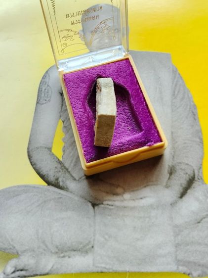 พระขุนแผน รุ่น 2 นารายณ์อวตาร เนื้อผงพุทธคุณ ด้านหลังฝังตะกรุดเงินคู่ ออกวัดบางกุฎีทอง ปี2543 ท่านเจ้าคุณ พระราชสิริวัชรรังสี (หลวงพ่อชำนาญ อุตฺตมปญโญ) วัดชินวรารามฯ จ.ปทุมธานี รูปที่ 9