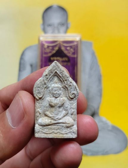 พระขุนแผน รุ่น 2 นารายณ์อวตาร เนื้อผงพุทธคุณ ด้านหลังฝังตะกรุดเงินคู่ ออกวัดบางกุฎีทอง ปี2543 ท่านเจ้าคุณ พระราชสิริวัชรรังสี (หลวงพ่อชำนาญ อุตฺตมปญโญ) วัดชินวรารามฯ จ.ปทุมธานี