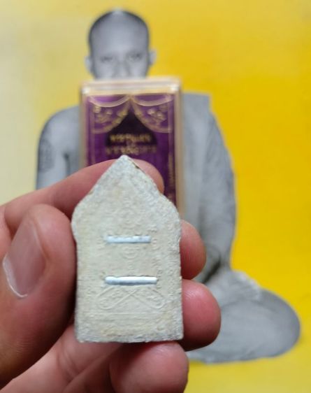 พระขุนแผน รุ่น 2 นารายณ์อวตาร เนื้อผงพุทธคุณ ด้านหลังฝังตะกรุดเงินคู่ ออกวัดบางกุฎีทอง ปี2543 ท่านเจ้าคุณ พระราชสิริวัชรรังสี (หลวงพ่อชำนาญ อุตฺตมปญโญ) วัดชินวรารามฯ จ.ปทุมธานี รูปที่ 2