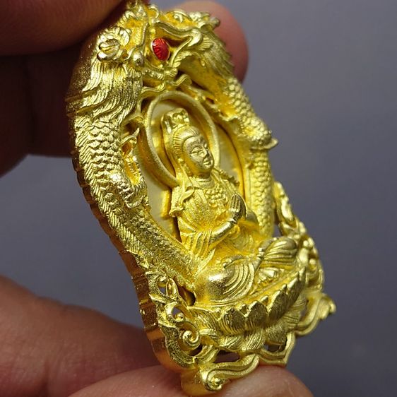 เหรียญฉลุลายยกองค์ พระโพธิสัตว์อวโลกิเตศวร เจ้าแม่กวนอิม มังกรคู่ เนื้อบรอนซ์นอก ชุบทอง รุ่นทรงประทานพร วัดบวรนิเวศวิหาร ปี2555 พร้อมตลับเดิ รูปที่ 5