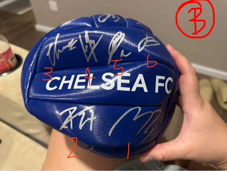 ลูกฟุตบอลพร้อมลายเซ็น นักเตะ Chelsea