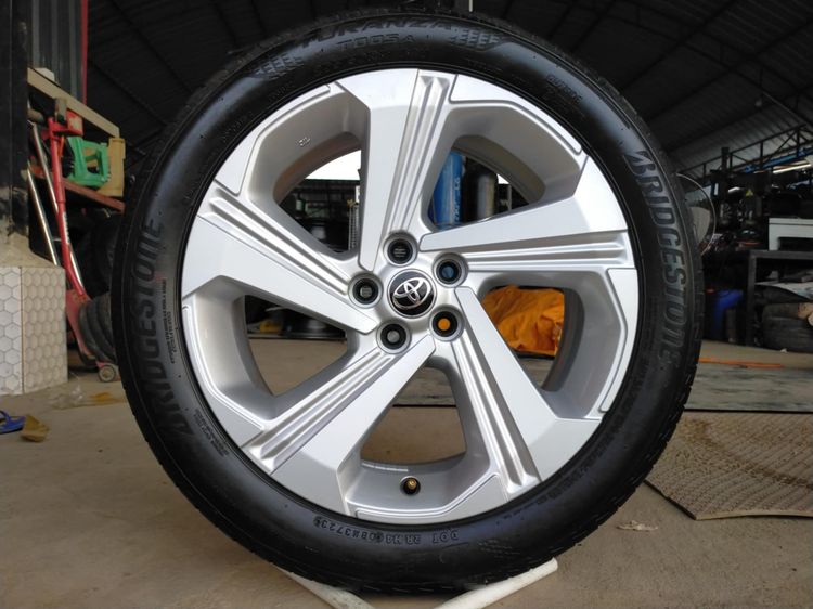 แม็กโตโยต้า ป้ายเดิมสีแดง ขอบ17 พร้อมยางบริส 205 50 17 ปี23โตนยางสวยทุกเส้นใส่ altis with พรุส เซียนต้าอื่นๆ 5 รู 100 รูปที่ 4