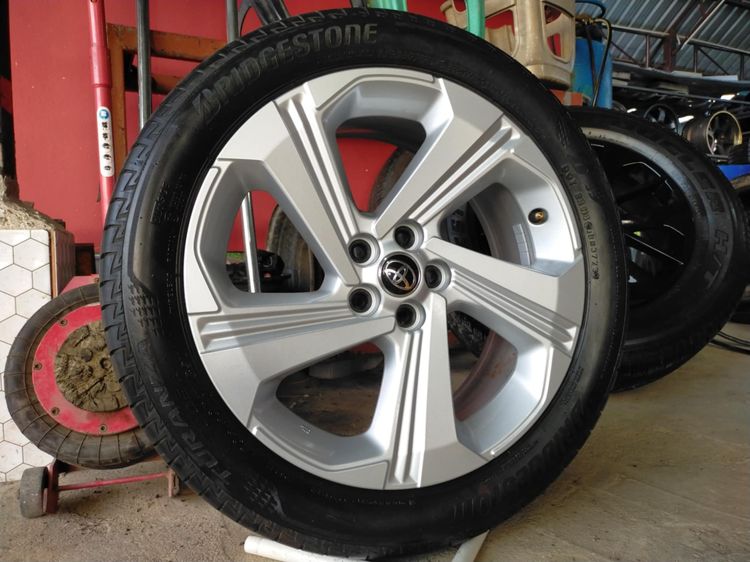 แม็กโตโยต้า ป้ายเดิมสีแดง ขอบ17 พร้อมยางบริส 205 50 17 ปี23โตนยางสวยทุกเส้นใส่ altis with พรุส เซียนต้าอื่นๆ 5 รู 100 รูปที่ 2