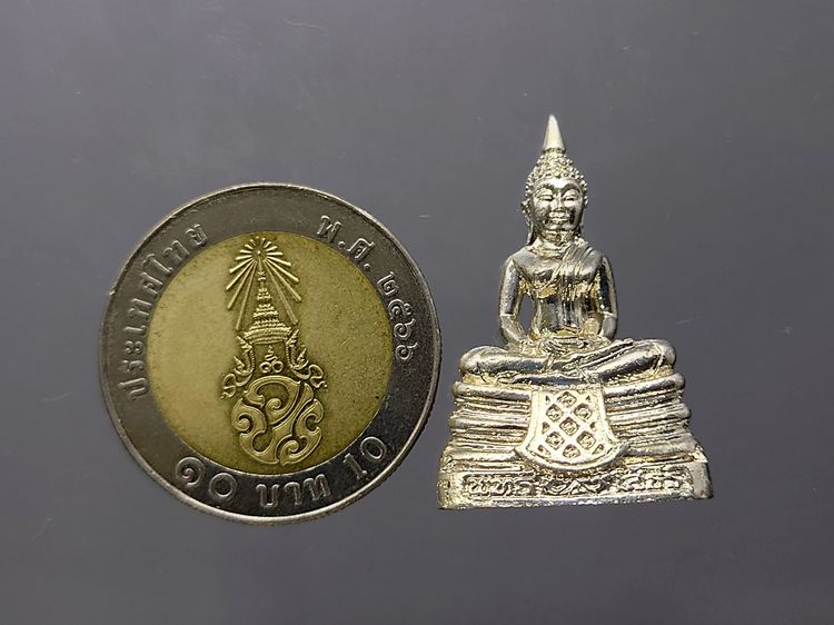 พระพุทธโสธร รุ่นสร้างพระอุโบสถ พิมพ์ใหญ่ เนื้อเงินขัดเงาบางส่วน วัดโสธรวรารามวรวิหาร พ.ศ.2539 พร้อมกล่องเดิม รูปที่ 8