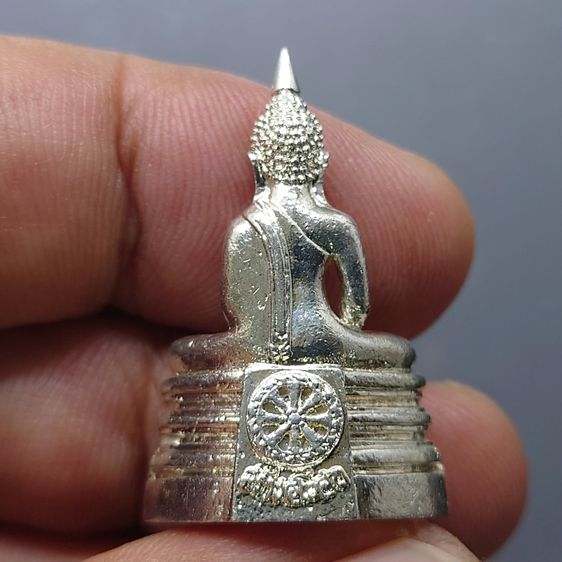 พระพุทธโสธร รุ่นสร้างพระอุโบสถ พิมพ์ใหญ่ เนื้อเงินขัดเงาบางส่วน วัดโสธรวรารามวรวิหาร พ.ศ.2539 พร้อมกล่องเดิม รูปที่ 4