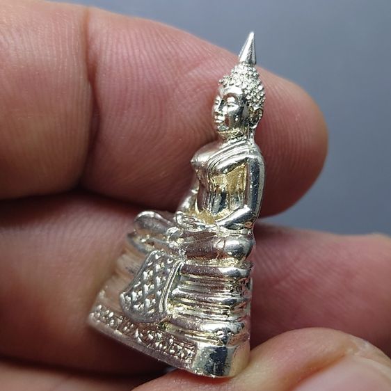 พระพุทธโสธร รุ่นสร้างพระอุโบสถ พิมพ์ใหญ่ เนื้อเงินขัดเงาบางส่วน วัดโสธรวรารามวรวิหาร พ.ศ.2539 พร้อมกล่องเดิม รูปที่ 6