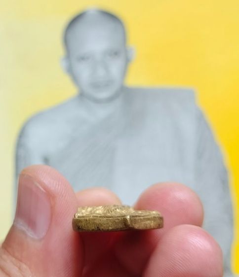 เหรียญพระยอดขุนพลโสฬสมงคลหล่อโบราณ เนื้อทองฝาบาตรผสมระฆังเก่า ออกวัดบางกุฎีทอง ปี2546 ท่านเจ้าคุณ พระราชสิริวัชรรังสี (หลวงพ่อชำนาญ อุตฺตมปญโญ) วัดชินวรารามฯ จ.ปทุมธานี รูปที่ 7