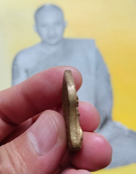 เหรียญพระยอดขุนพลโสฬสมงคลหล่อโบราณ เนื้อทองฝาบาตรผสมระฆังเก่า ออกวัดบางกุฎีทอง ปี2546 ท่านเจ้าคุณ พระราชสิริวัชรรังสี (หลวงพ่อชำนาญ อุตฺตมปญโญ) วัดชินวรารามฯ จ.ปทุมธานี รูปที่ 3