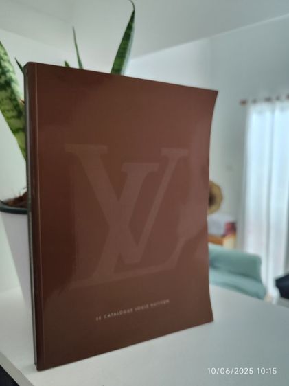 บันเทิงและท่องเที่ยว หนังสือเก่า แคตตาล๊อค louis vuitton ปี2002 ขายตามสภาพมือสอง