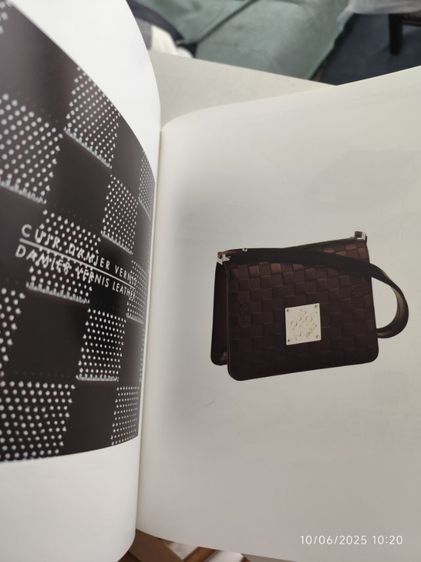 หนังสือเก่า แคตตาล๊อค louis vuitton ปี2002 ขายตามสภาพมือสอง รูปที่ 11