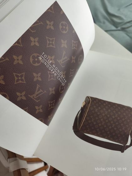 หนังสือเก่า แคตตาล๊อค louis vuitton ปี2002 ขายตามสภาพมือสอง รูปที่ 8