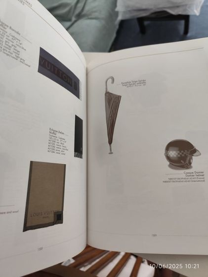 หนังสือเก่า แคตตาล๊อค louis vuitton ปี2002 ขายตามสภาพมือสอง รูปที่ 13