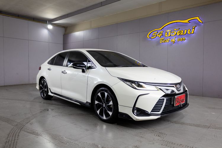 รถ Toyota Altis 1.8 GR Sport CVT สี ขาว