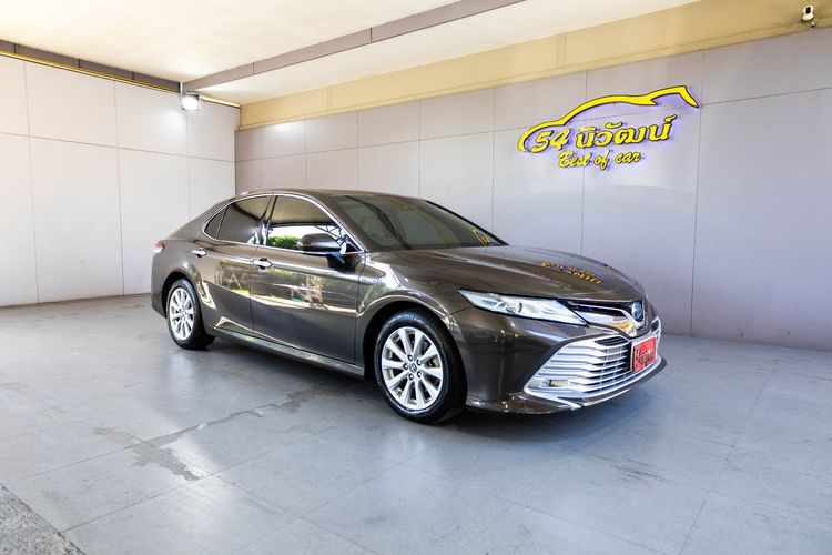 รถ Toyota Camry 2.5 HV Premium สี น้ำตาล