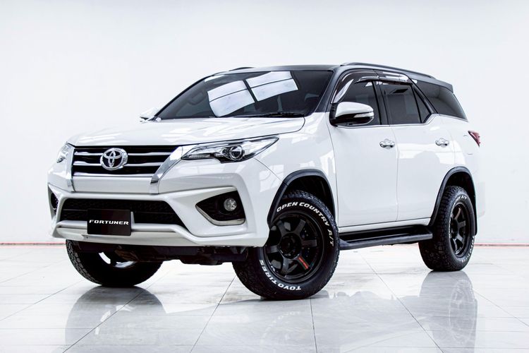 รถ Toyota Fortuner 2.8 TRD Sportivo 4WD สี ขาว