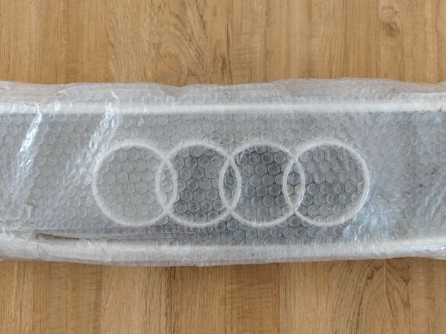 กระจังหน้า Audi S3 8L ปี 2000-2002 พร้อมโลโก้ S3 ปีสุดท้าย ของแท้ สภาพสวยๆ ประมูลมาไม่เคยใช้งาน และไฟเลี้ยวข้างแก้มบังโคลนหน้า สีขาว ของแท้ รูปที่ 3