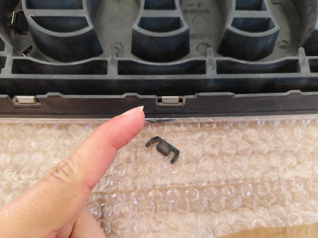 กระจังหน้า Audi S3 8L ปี 2000-2002 พร้อมโลโก้ S3 ปีสุดท้าย ของแท้ สภาพสวยๆ ประมูลมาไม่เคยใช้งาน และไฟเลี้ยวข้างแก้มบังโคลนหน้า สีขาว ของแท้ รูปที่ 6