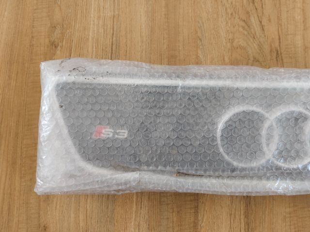 กระจังหน้า Audi S3 8L ปี 2000-2002 พร้อมโลโก้ S3 ปีสุดท้าย ของแท้ สภาพสวยๆ ประมูลมาไม่เคยใช้งาน และไฟเลี้ยวข้างแก้มบังโคลนหน้า สีขาว ของแท้ รูปที่ 4