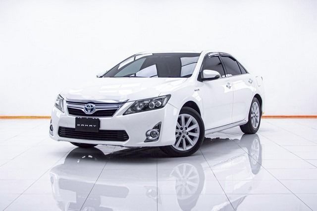 รถ Toyota Camry 2.5 Hybrid สี ขาว