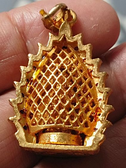 ล็อกเก็ตหลวงพ่อคูณเลี่ยมพลอย๗๑ปีวัดบ้านไร่ รูปที่ 6