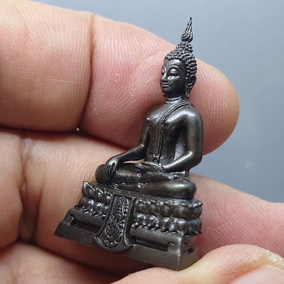 พระพุทธรูปคุ้มเกล้าฯ ภปร. เนื้อนวะโลหะรมดำ ใต้ร่มพระบารมี คุ้มเกล้าฯ 60 ปี โรงพยาบาลภูมิพลฯ ปี2552 พร้อมตลับเดิม รูปที่ 7