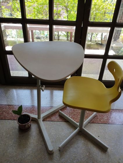 โต๊ะสามเหลี่ยม เก้าอี้สีเหลือง รูปที่ 4