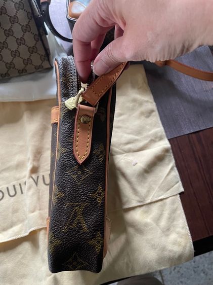 LOUIS VUITTON DANUBE CROSSBODY BAG  รูปที่ 4