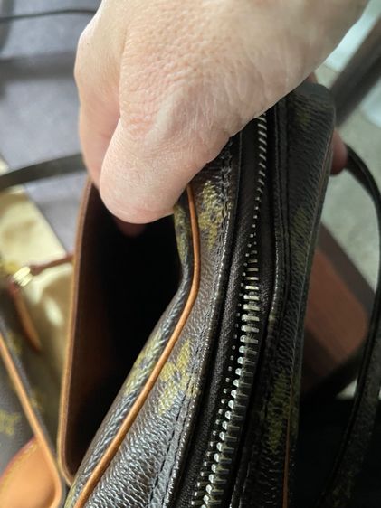 LOUIS VUITTON DANUBE CROSSBODY BAG  รูปที่ 10