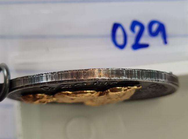 🟠029ลป.ทิม เจริญพรล่าง มีตอกโค็ตเลข๙  เนื้อสีเงินเก่าหน้ากากสีทอง พระบ้านคุณตาสะสมไว้นานแล้วค่ะ รูปที่ 4