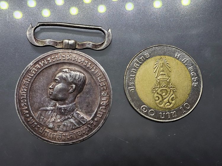 เหรียญที่ระลึกประดับแพรแถบ พระราชพิธีบรมราชาภิเษก พระบาทสมเด็จพระปกเกล้าเจ้าอยู่หัว รัชกาลที่ 7 พ.ศ.2468 รูปที่ 7