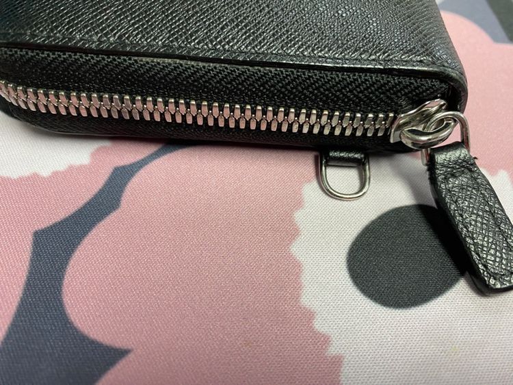 กระเป๋าสตางค์ ซิปรอบ MCM รุ่น New Bric Zip Wallet with Wrist Strap in Embossed Leather ของแท้ รูปที่ 5