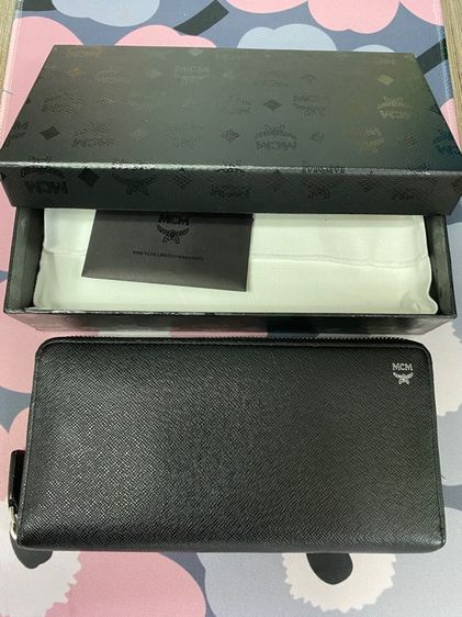 กระเป๋าสตางค์ ซิปรอบ MCM รุ่น New Bric Zip Wallet with Wrist Strap in Embossed Leather ของแท้ รูปที่ 3