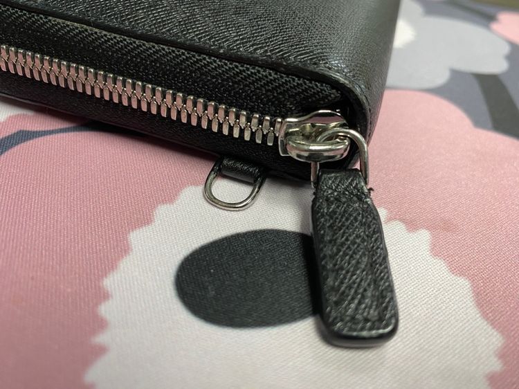 กระเป๋าสตางค์ ซิปรอบ MCM รุ่น New Bric Zip Wallet with Wrist Strap in Embossed Leather ของแท้ รูปที่ 6