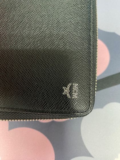 กระเป๋าสตางค์ ซิปรอบ MCM รุ่น New Bric Zip Wallet with Wrist Strap in Embossed Leather ของแท้ รูปที่ 8