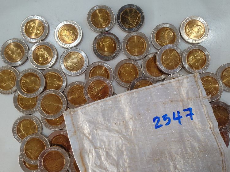 เหรียญยกถุง (ถุงเปิด 100 เหรียญ) เหรียญ 10 บาท หมุนเวียน ปี พ.ศ.2547 ไม่ผ่านใช้ รูปที่ 2