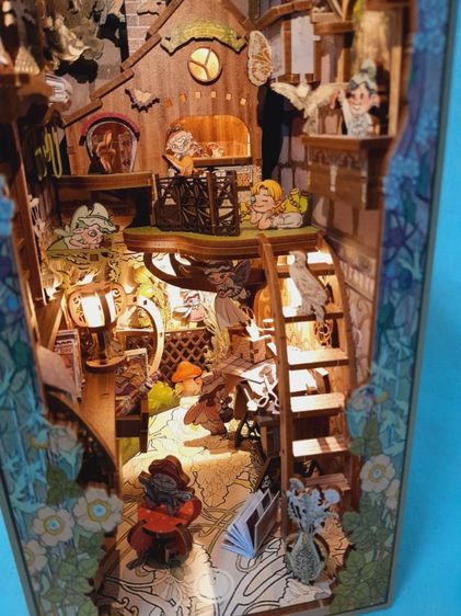 บ้านตุ๊กตาประกอบแล้ว เป็นที่กั้นหนังสือได้

Elven Paradise พร้อมตั้งโชว์ booknook รูปที่ 5