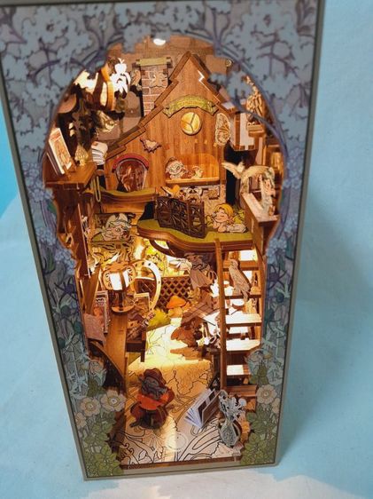 บ้านตุ๊กตาประกอบแล้ว เป็นที่กั้นหนังสือได้

Elven Paradise พร้อมตั้งโชว์ booknook